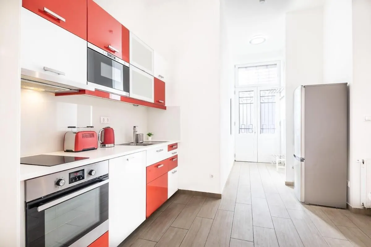 Bright & Large Apartment At Top Location Budapest