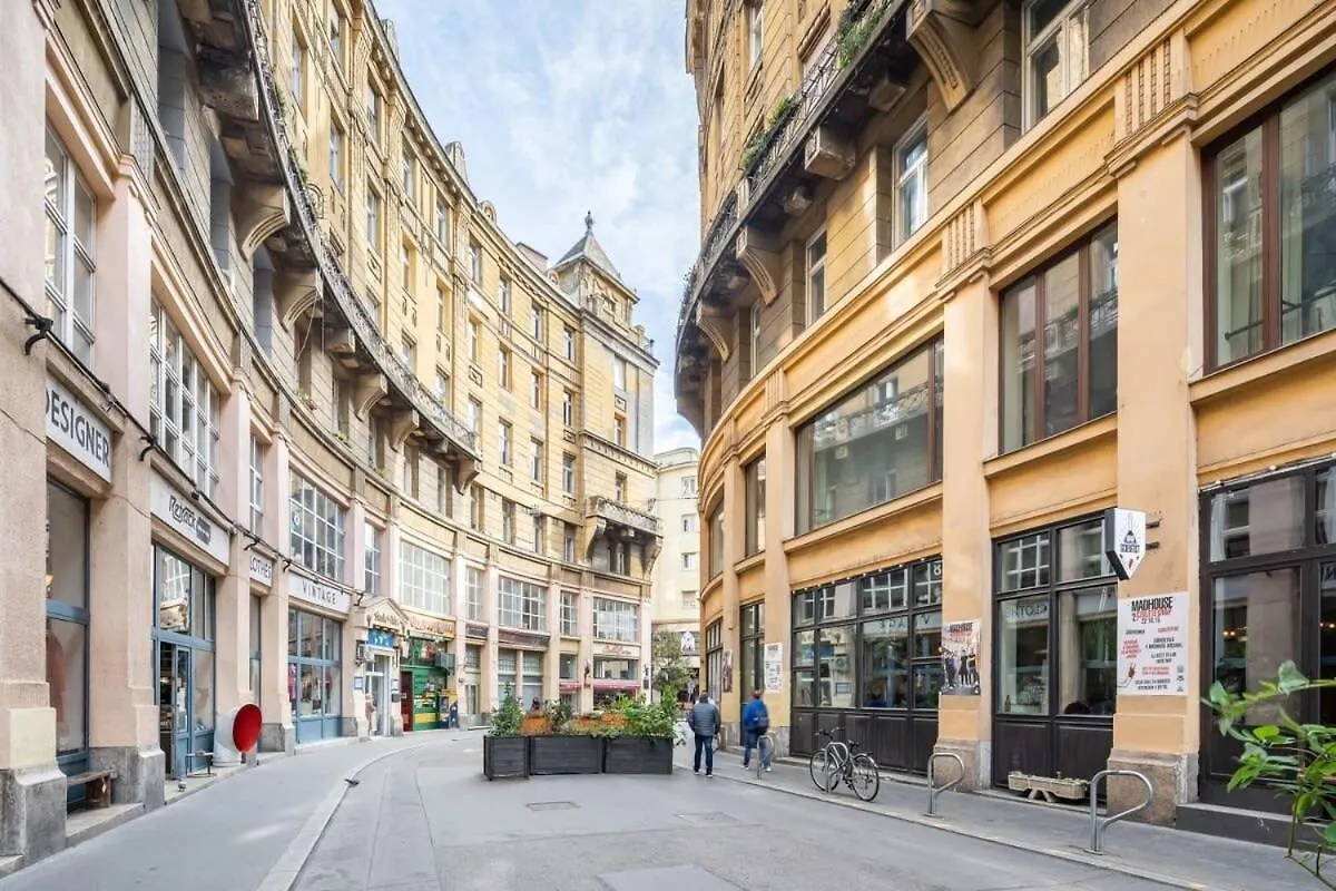 Bright & Large Apartment At Top Location Budapest