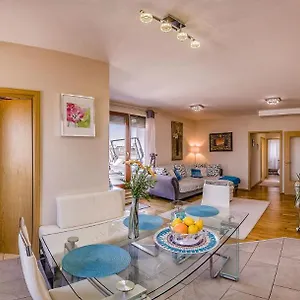 Apartmán With Private 90 Sqm Rooftop, Free Parking And Air Condition, Budapešť